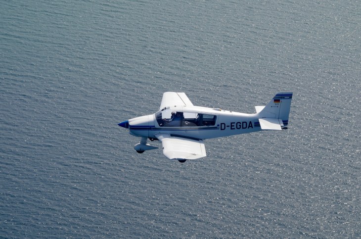 aircraft-2036395_1920